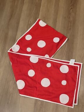 Pier 1 Imports Snowballs Red Tsble Runner